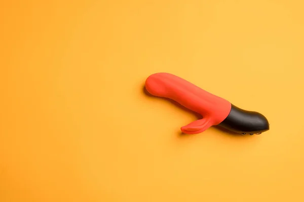 Gadget-uri sexuale și dispozitive de masturbare. Dildo roșu pe fundal portocaliu. jucarii sexuale: dopuri anal fund, vibratoare, bile vaginale. Privire de sus — Fotografie, imagine de stoc