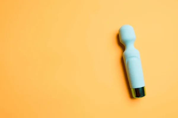 Un sextoy. Vibromasseur bleu pour femme sur fond jaune. Utile pour les adultes, sex shop — Photo