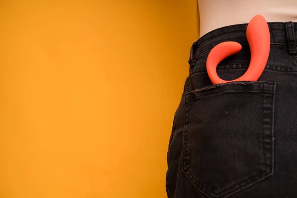 Un vibrator roșu în buzunarul din spate al pantalonilor femei.Masaj sexual sau vibrator pentru a atinge orgasmul — Fotografie, imagine de stoc