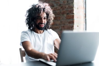 Bir Afro-Amerikalı öğrenci online bir sınıfın başlamasını bekliyor, uzaktan öğrenme üzerine.