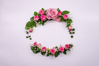 Taze güllerden dekorasyon, düz bir zemin, beyaz arka planda izole edilmiş. Sevgililer Günü için şablon, Uluslararası Kadınlar Günü, Anneler Günü, Doğum günü, Aşk Bildirgesi, Düğün.