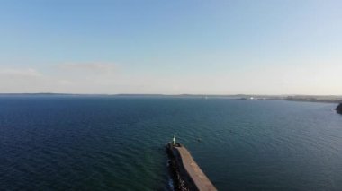 Deniz aşırı deniz fenerine uçuş. İHA video 4k.