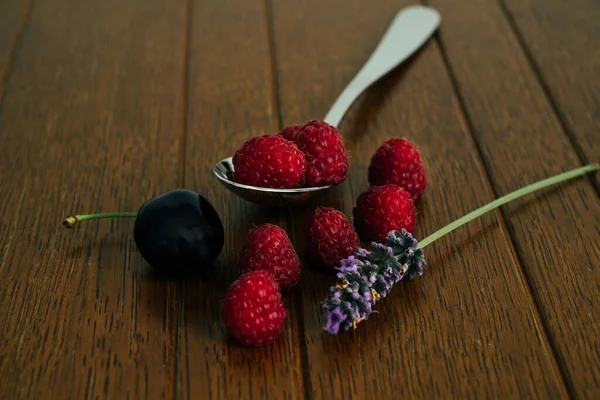 Donkere Voedselfotografie Frambozen Met Kersen Sjabloon Voor Menukaarten Onkostenkaarten Tijdschriften — Stockfoto