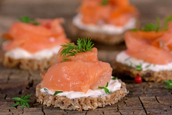 Canapés de aperitivo de férias com salmão defumado — Fotografia de Stock