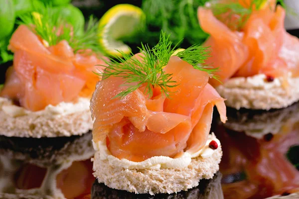 Vorspeise mit Lachs-Canapes Stockfoto