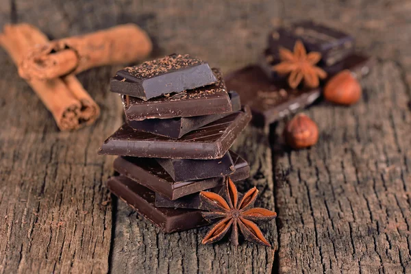 Pedaços de chocolate escuro — Fotografia de Stock