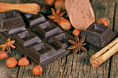 Baharat ile koyu çikolata 