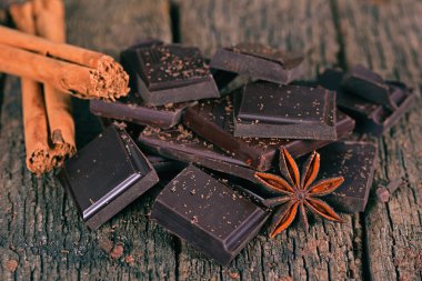 Kara çikolata parçaları.