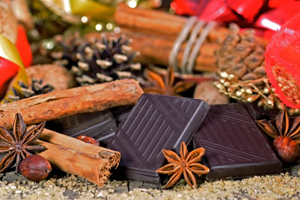 Kousky tmavé čokolády — Stock fotografie