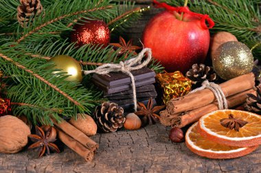 Noel davranır, tatlı ve dekorasyon 