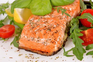 roka ve domates ızgara somon 