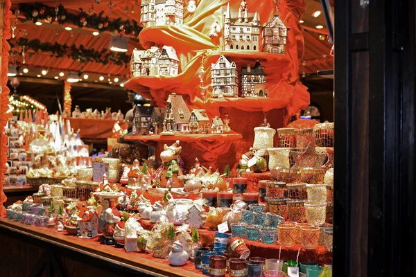 Geschenke und Spielzeug auf dem Weihnachtsmarkt lizenzfreie Stockfotos