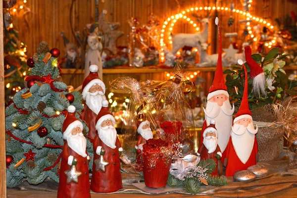 Geschenke und Spielzeug auf dem Weihnachtsmarkt Stockbild