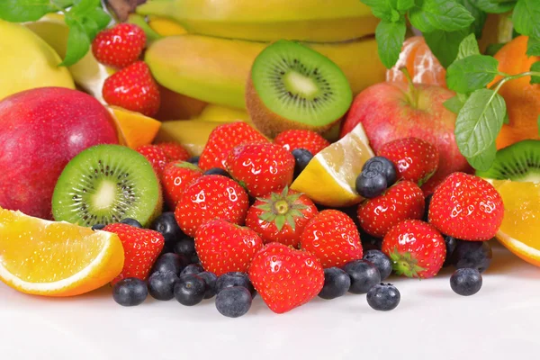 Frische Beeren und Früchte — Stockfoto