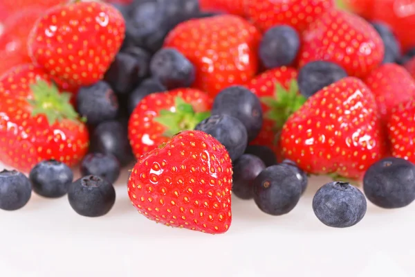 Strawberries and blueberries — Stock Photo, Image
