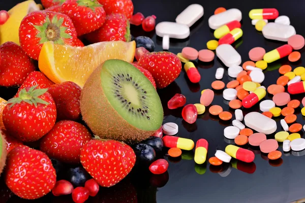 ベリー類、果物、ビタミン、栄養補助食品 — ストック写真