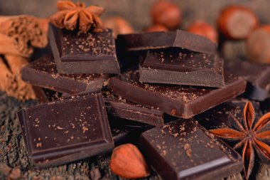 Kara çikolata parçaları. 