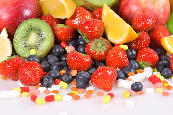 Bogyók, gyümölcsök, vitaminok és táplálék-kiegészítők — Stock Fotó