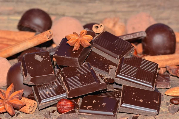 Pedaços de chocolate escuro — Fotografia de Stock