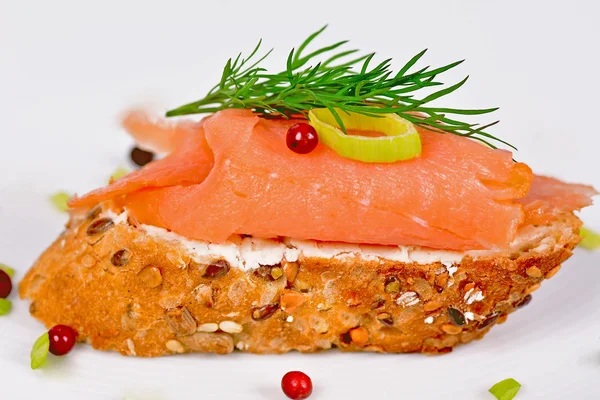 Sándwich con salmón ahumado — Foto de Stock