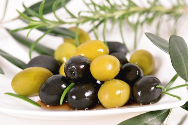 Siyah ve yeşil zeytin 