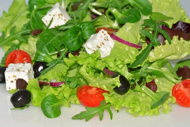 Beyaz peynir ve domates ile karışık salata