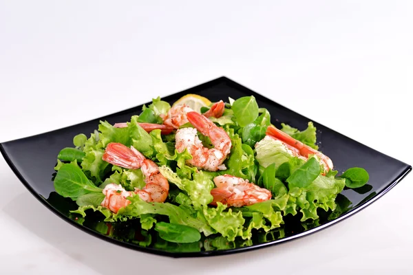 Sallad med räkor och tomater — Stockfoto