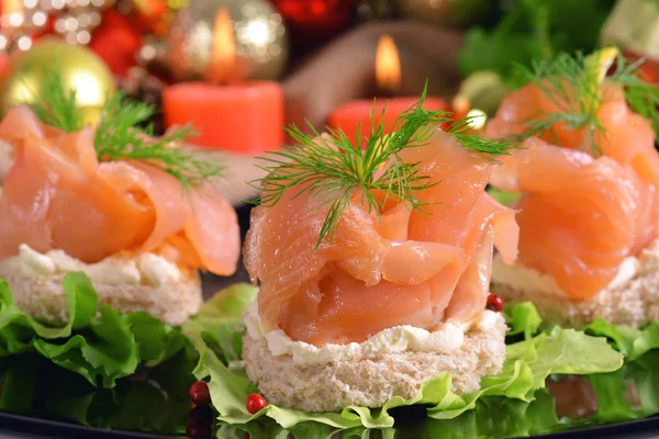 Vorspeise mit Lachs-Canapes lizenzfreie Stockbilder