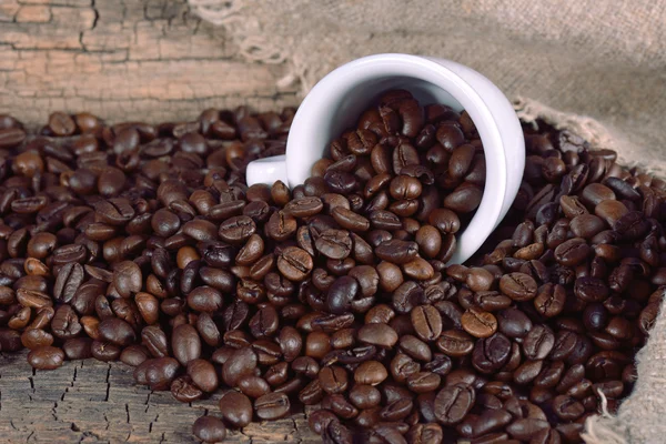 Kaffebönor i en kopp — Stockfoto