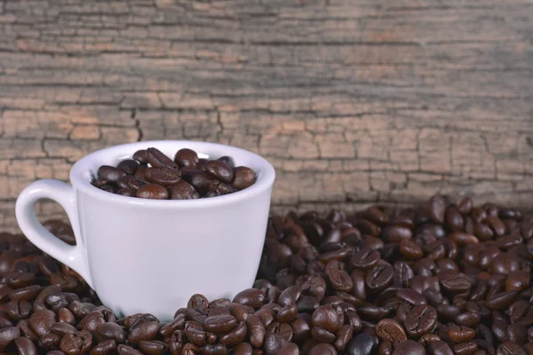 Kaffebönor i en kopp — Stockfoto