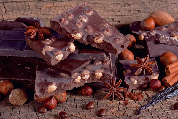 Chocolate com avelãs — Fotografia de Stock