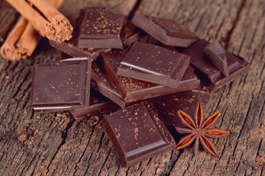 Kara çikolata parçaları.