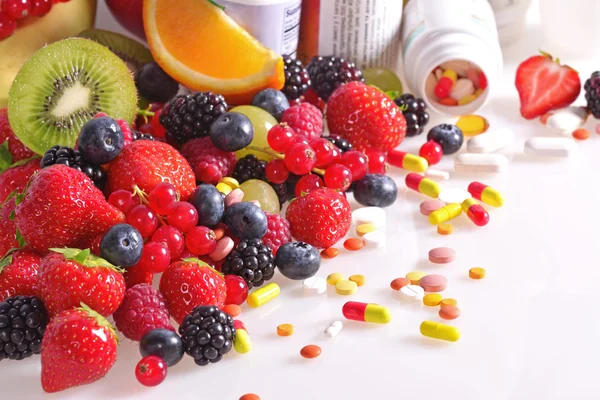 Baies, fruits, vitamines et compléments alimentaires — Photo