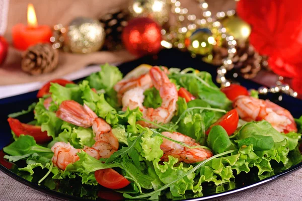 Salada de camarão festiva, rúcula e tomate — Fotografia de Stock