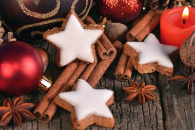 Noel ağacını süsler ve tanımlama bilgileri 