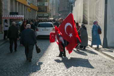 Istanbul, Türkiye - 4 Kasım 2015: yaşlı adam satan Istanbul sokaklarında büyük Türk bayrakları