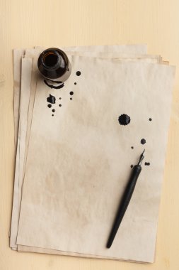 Tükenmez kalem noktalar ile eski kağıt üzerinde