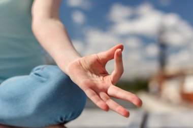 Meditasyon sırasında konsantrasyon jesti avucunda