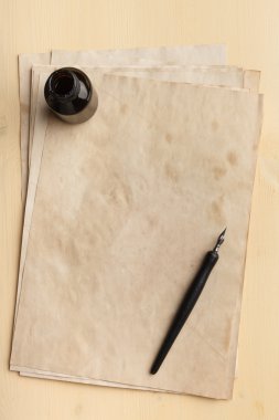 Tükenmez kalem, inkpot ve eski kağıt