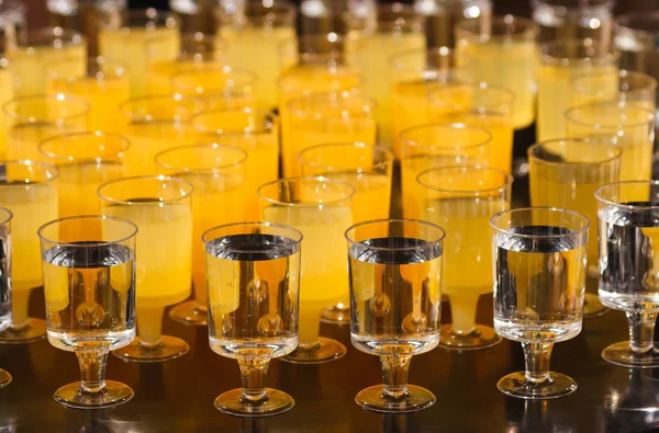 Die Reihen der Gläser mit Getränken Stockfoto