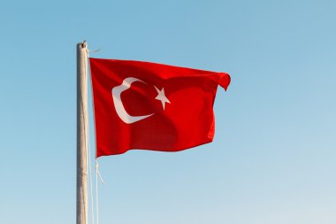 Türk bayrağı sallayarak karşı mavi bir gökyüzü