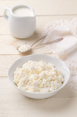 Ev yapımı peynir ve krem Beyaz ahşap bir masa üzerinde sürahi