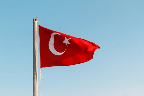 Турецкий флаг, размахивающий голубым небом — стоковое фото