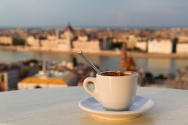 Fincan kahve Budapeşte'bina Parlamento Manzaralı