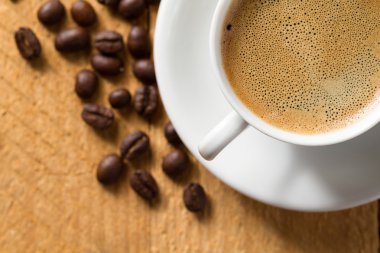 Espresso ahşap masa üzerinde köpük ile