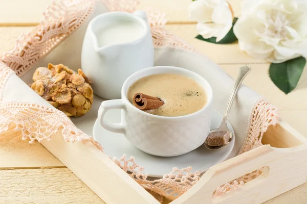 Café da manhã com canela e leite na bandeja de madeira — Fotografia de Stock