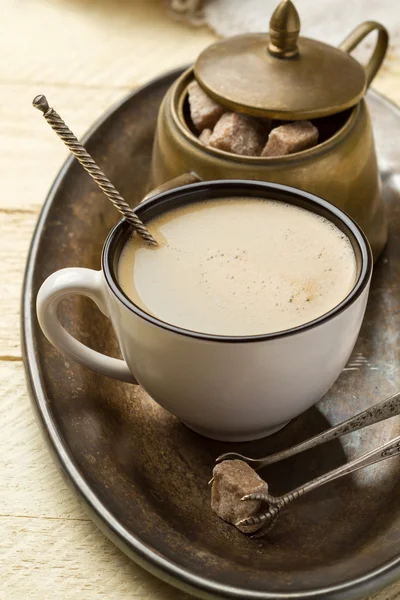 Kopp kaffe och socker på en metall bricka — Stockfoto