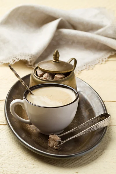 朝のコーヒーと金属製のトレイに砂糖 — ストック写真