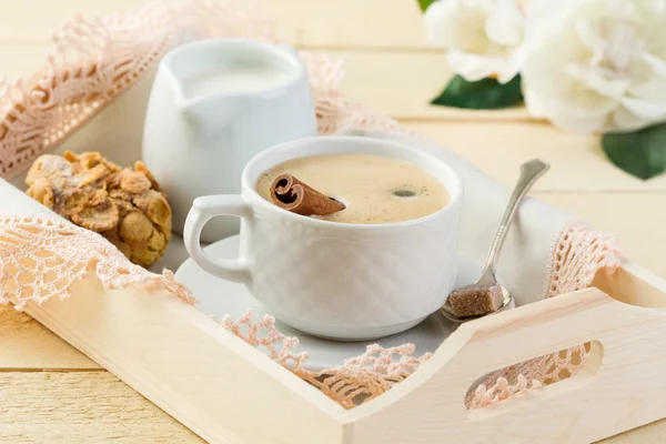 Morgenkaffee mit Zimt und Milch in Sahnekanne lizenzfreie Stockfotos