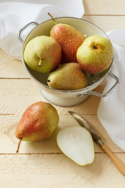 Yeni mutfak masasında armut yıkanmış